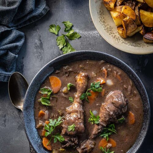 Coq au vin: stoofpot van kip in rode wijn