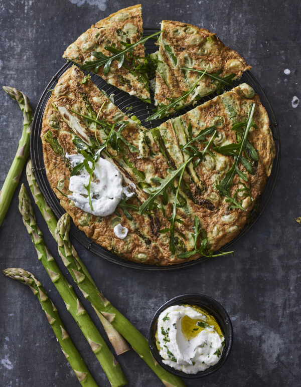 Lentefrittata met verse tuinbonen en opgeklopte ricotta