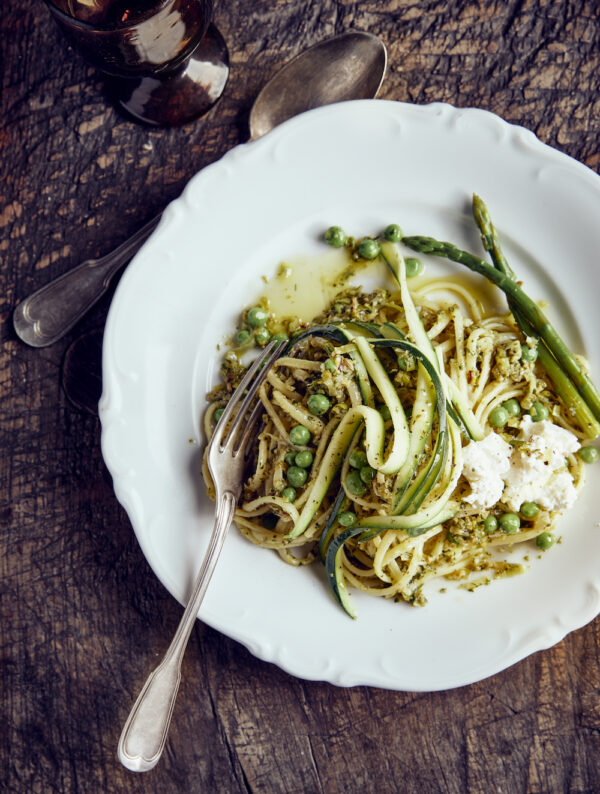 Linguine met kruidensalsa doperwten asperges en ricotta1