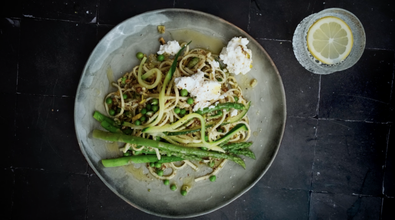 Linguine met kruidensalsa doperwten asperges en ricotta2