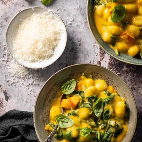 Gnocchi met pompoen-spinaziesaus met Parmezaankrullen