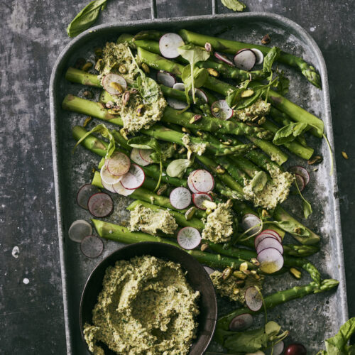 Groene asperges en radijsjes met pistache bosuipesto