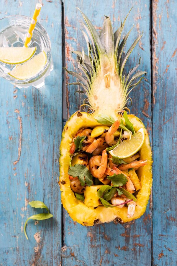 Salade van gegrilde garnalen en gegrilde ananas met limoen gemberdressing