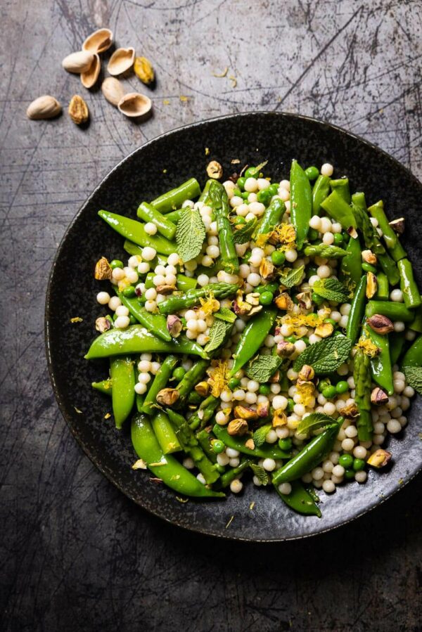 Salade van parelcouscous en groene groente