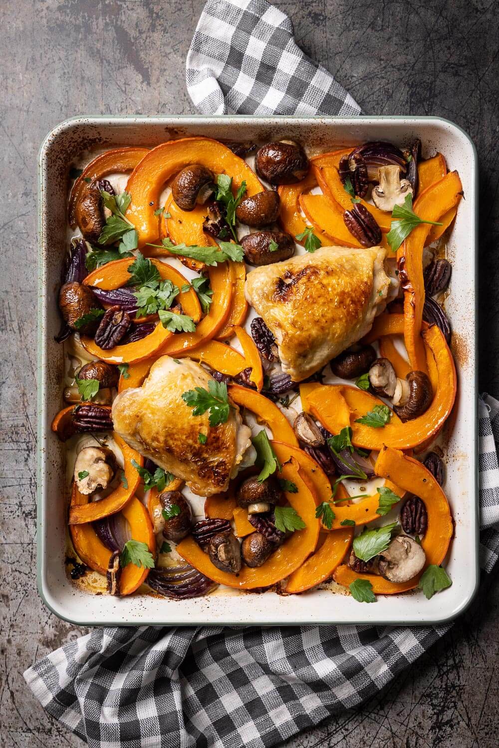 Traybake met kippendij pompoen en pecannoten