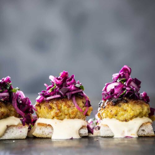 Kip-kerrie sliders met rodekoolslaw