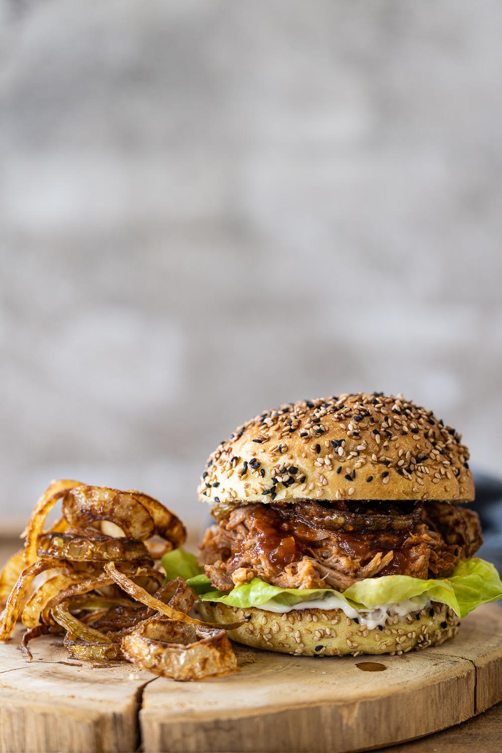 Pulled-pork-burger-met-crispy-onion-rings Pulled pork burger met crispy onion rings