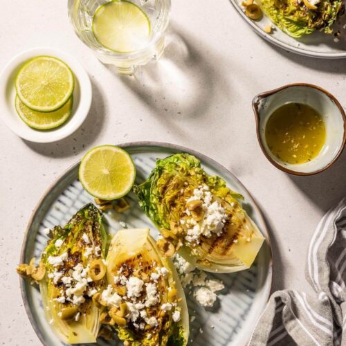 Geroosterde sla met olijven en feta