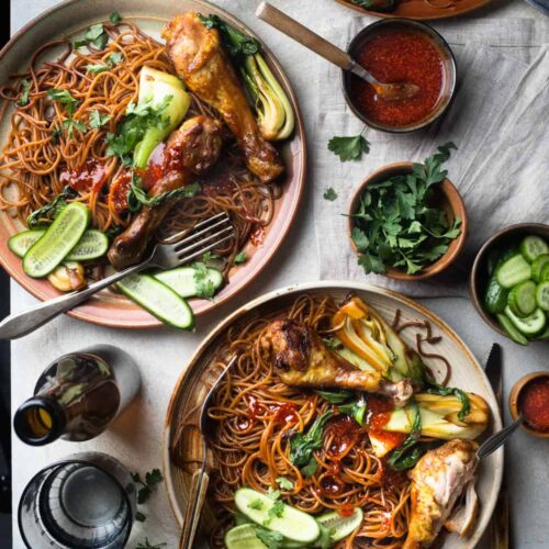 Surinamse bami met sticky kipdrumsticks