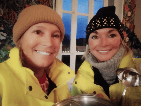 Koken voor daklozen Jolande rechts en Barbara links