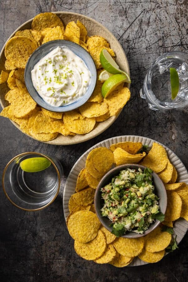 Nachos met gerookte makreel avocado salsa