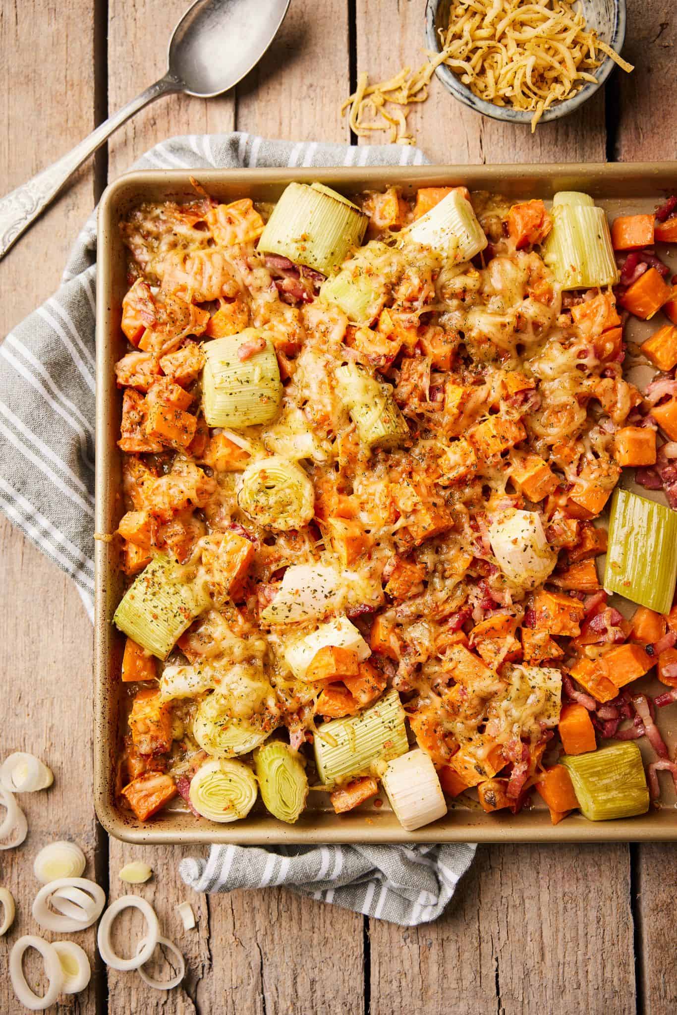 rei en zoete aardappel traybake met kaas en spekjes rei en zoete aardappel traybake met kaas en spekjes