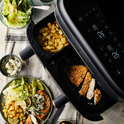 Parmezaanschnitzel met aardappeltjes, ravigottesaus en groene salade