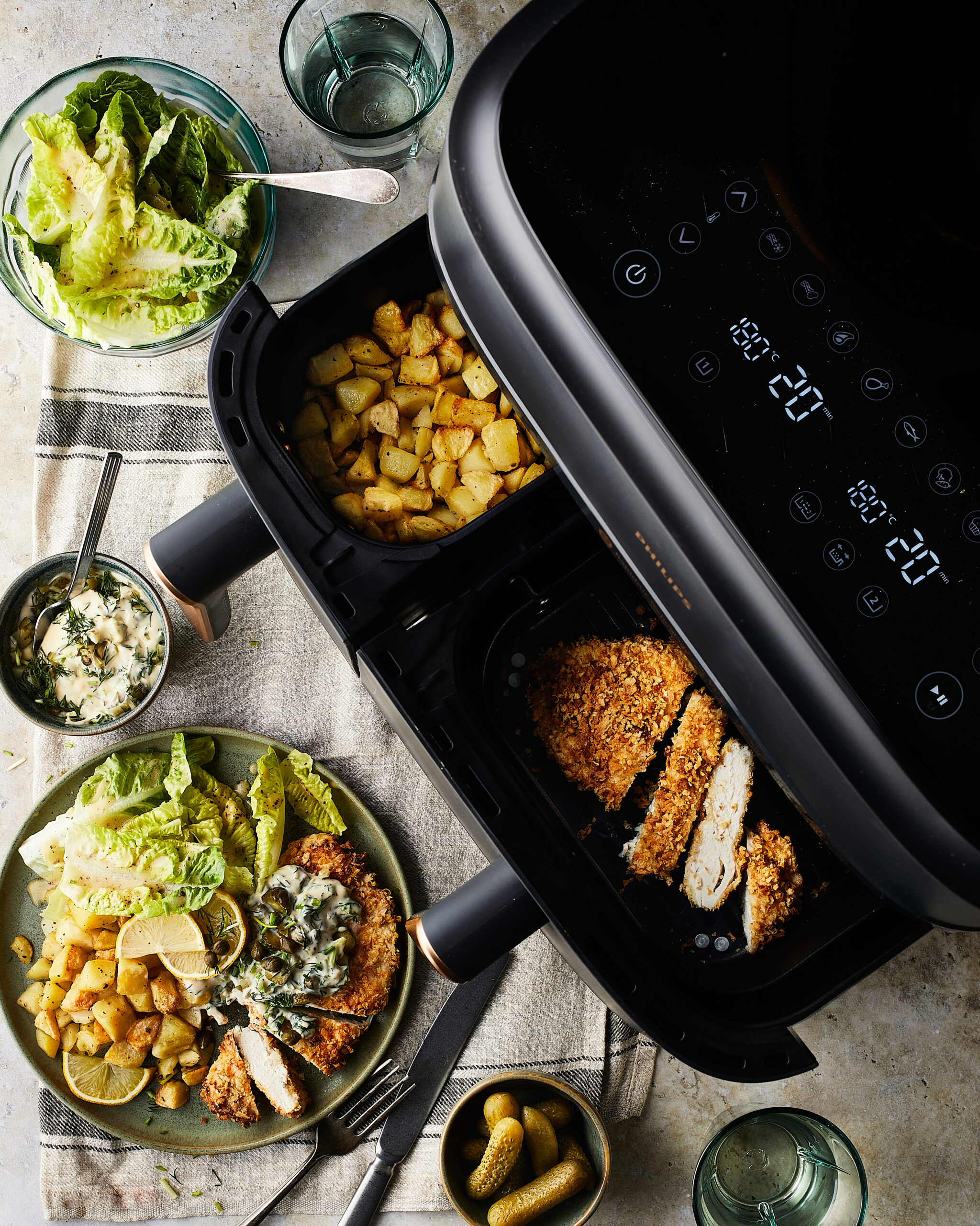 Parmezaanschnitzel met aardappeltjes, ravigottesaus en groene salade