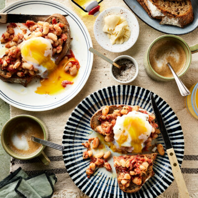 Beans on toast met gepocheerde eieren