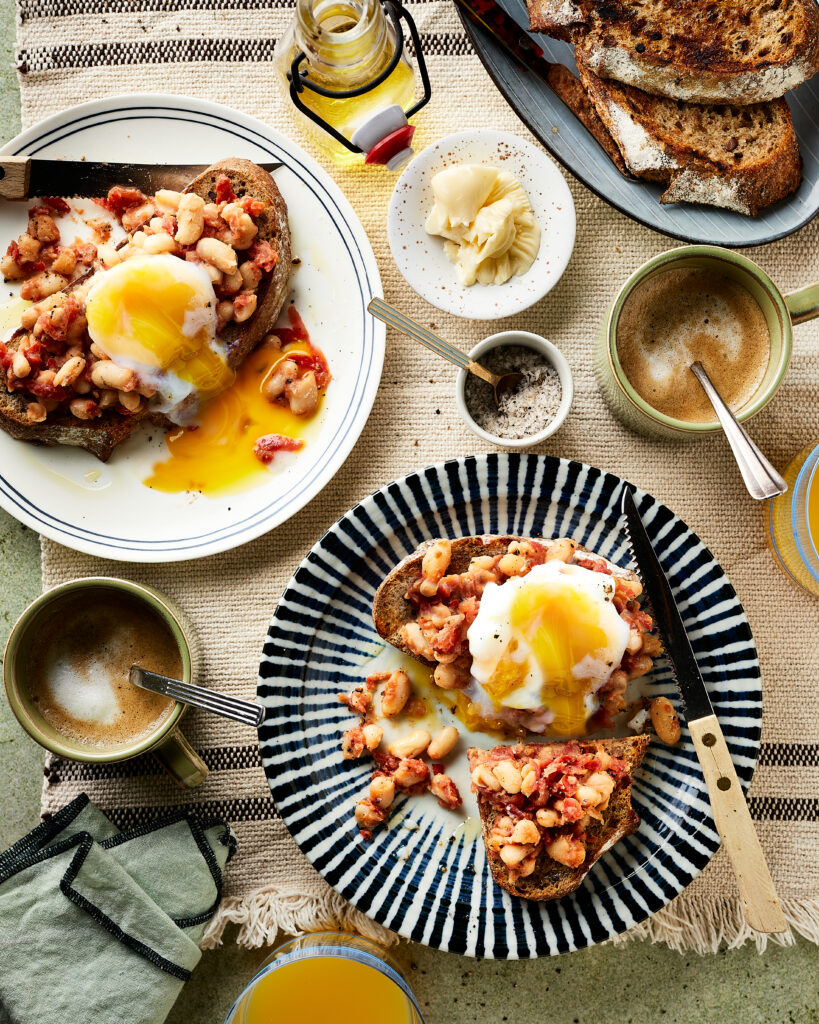 Beans on toast met gepocheerde eieren