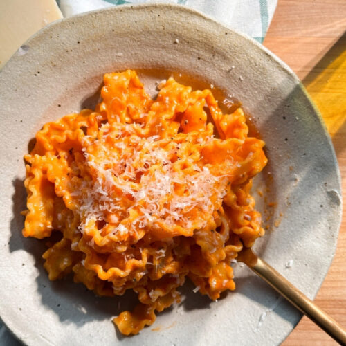 Food pasta met geroosterde paprika