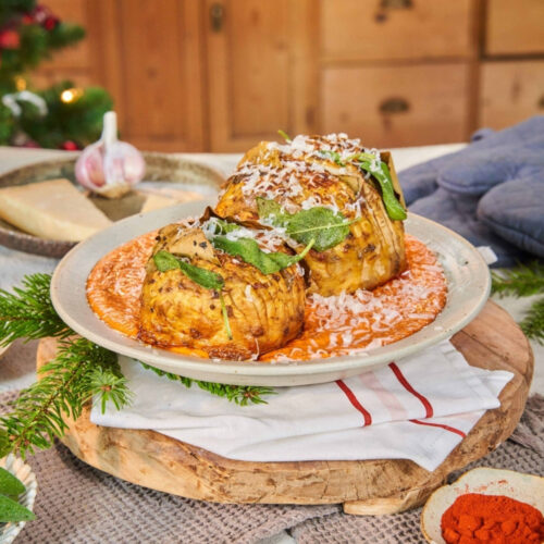 Hasselback knolselderij met paprika boter en parmezaan