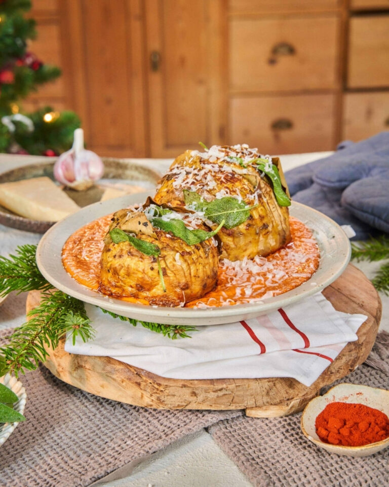 Hasselback knolselderij met paprika boter en parmezaan