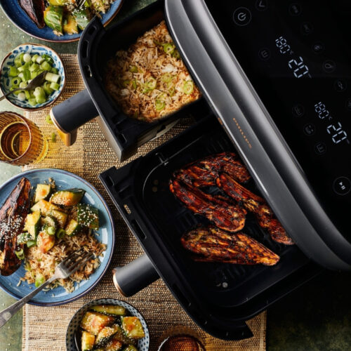 Zoete aubergine met fried rice en komkommersalade