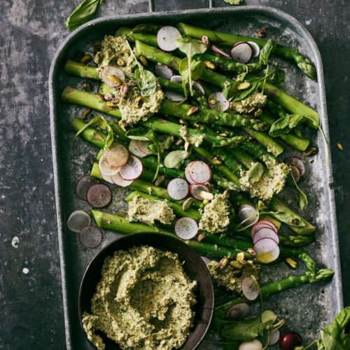 Groene asperges en radijsjes met pistache bosuipesto