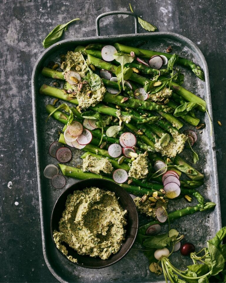 Groene asperges en radijsjes met pistache bosuipesto