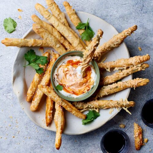 Hartige borrelplank sticks met roomkaasdip
