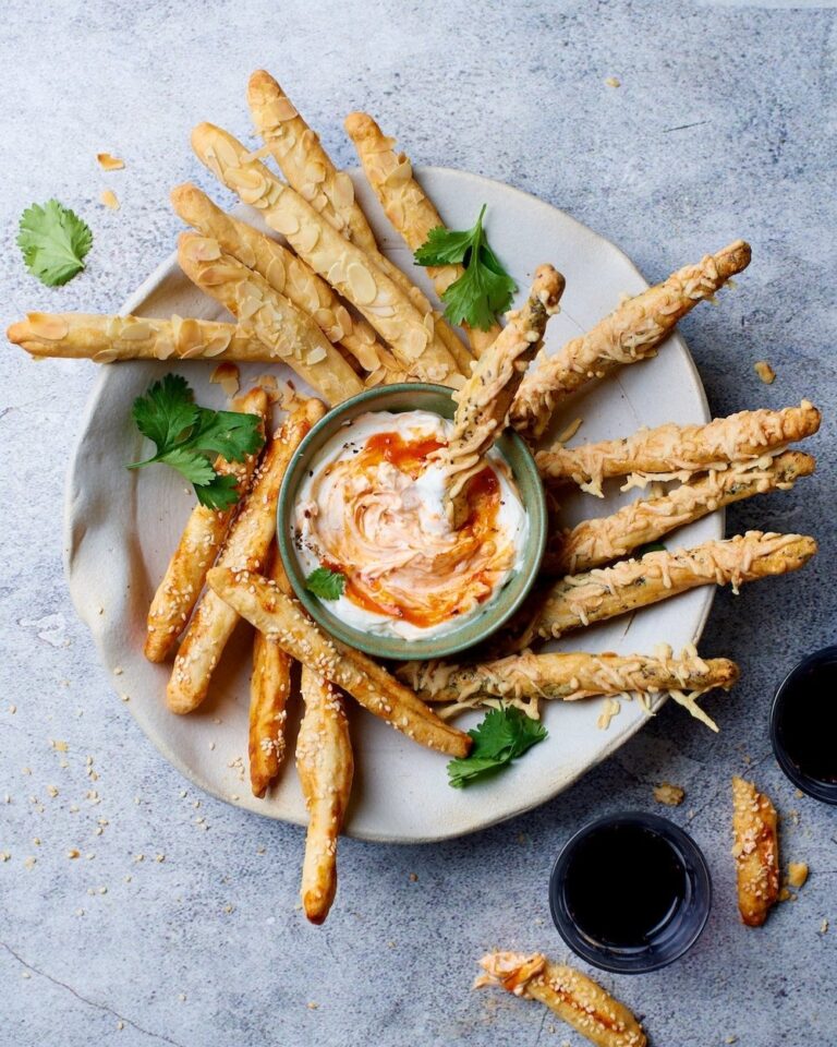 Hartige borrelplank sticks met roomkaasdip