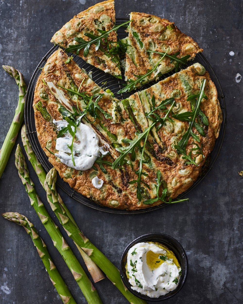 Lentefrittata met verse tuinbonen en opgeklopte ricotta Lentefrittata met verse tuinbonen en opgeklopte ricotta