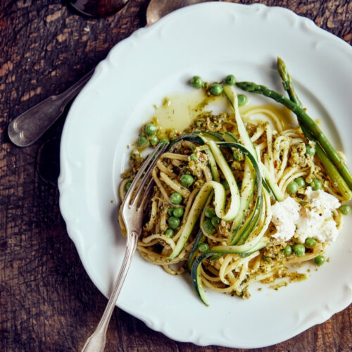 Linguine met kruidensalsa doperwten asperges en ricotta1