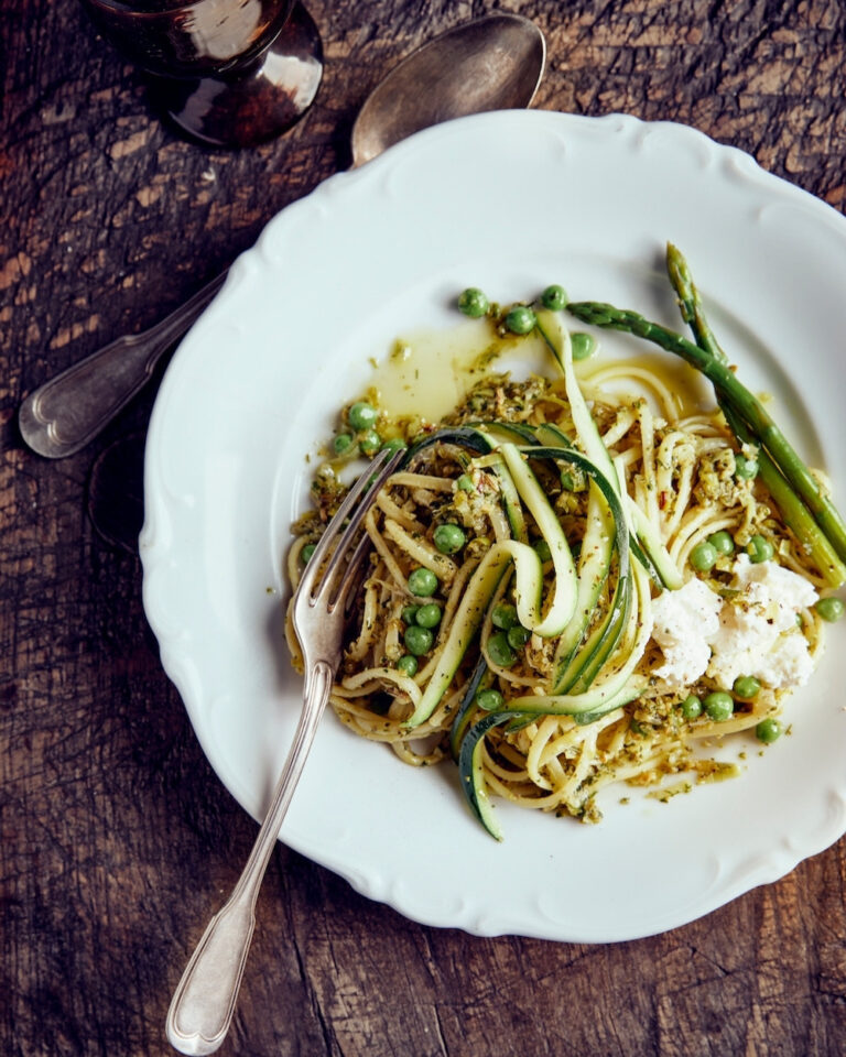 Linguine met kruidensalsa doperwten asperges en ricotta1
