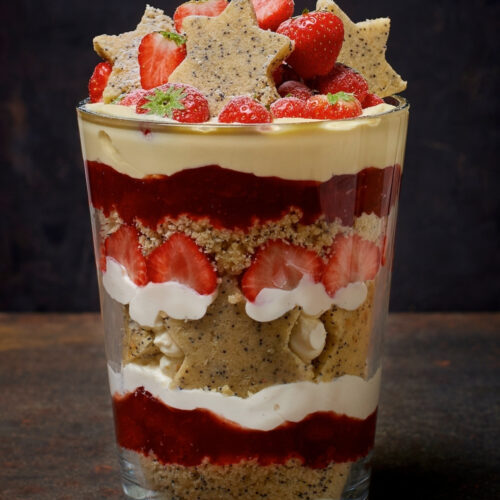 Super trifle met aardbeien en banketbakkersroom
