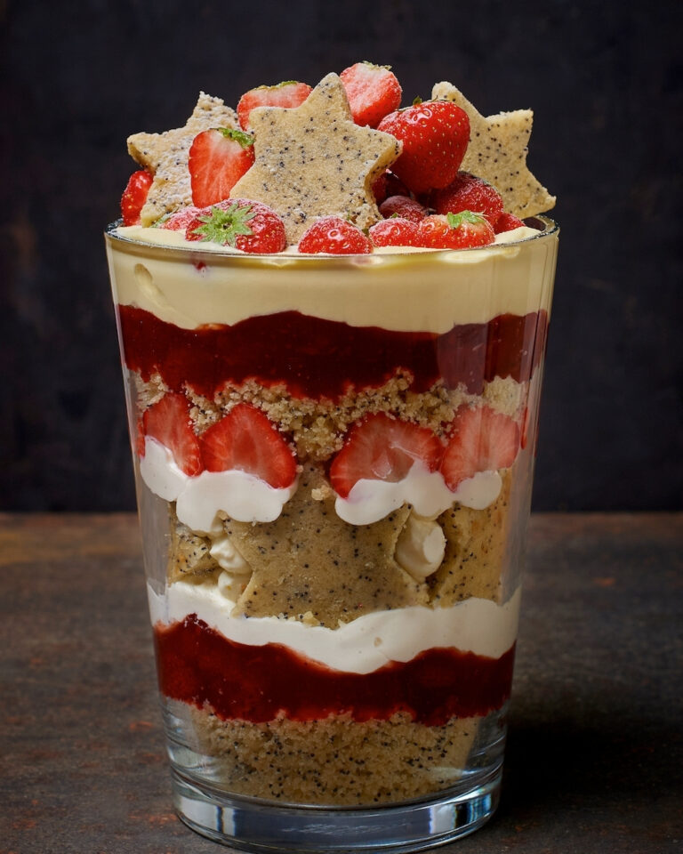 Super trifle met aardbeien en banketbakkersroom