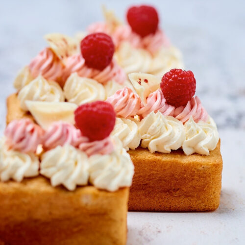 Witte chocoladecakejes met frambozen