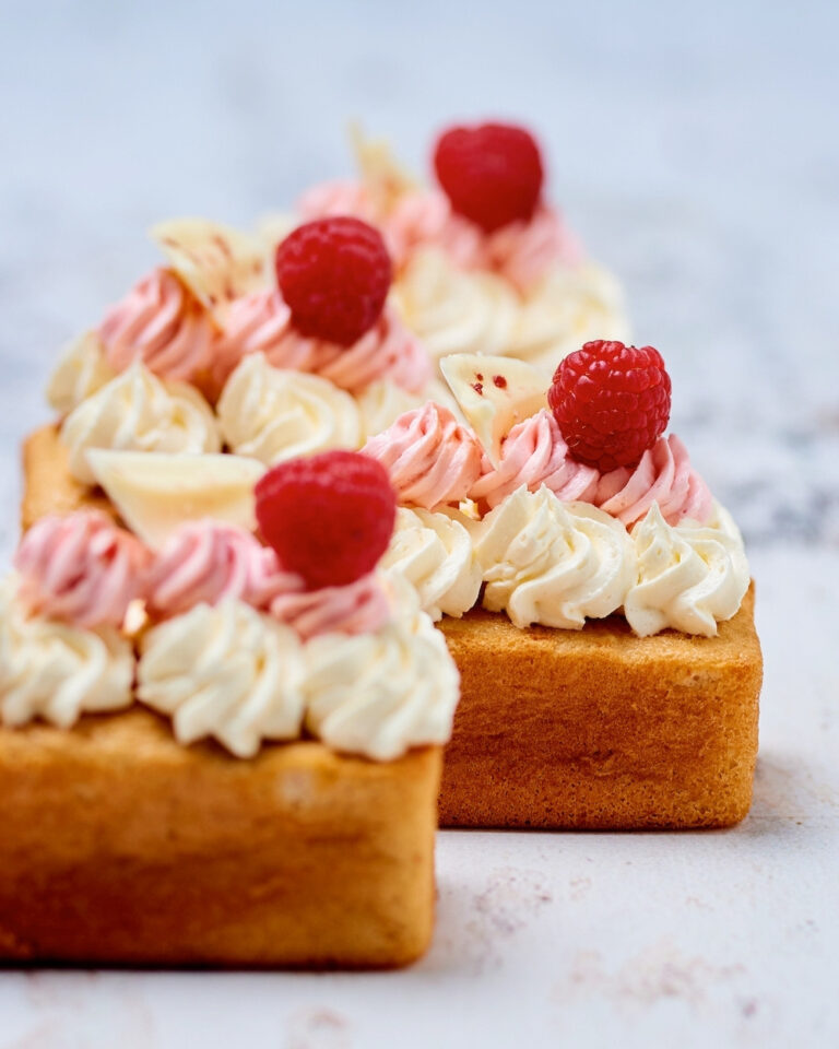 Witte chocoladecakejes met frambozen